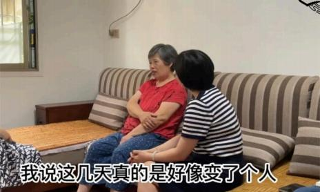 易奶奶與人交談