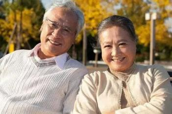 睡眠好更顯年輕態的年長夫婦