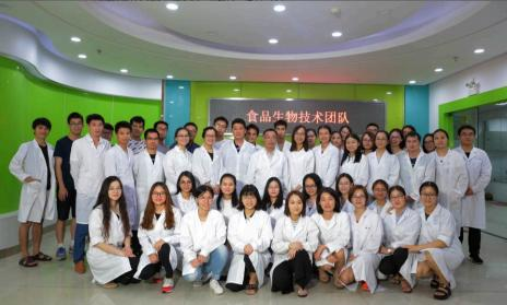 華南理⼯⼤學科研團隊合照