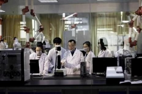 教授指導科研團隊⼯作